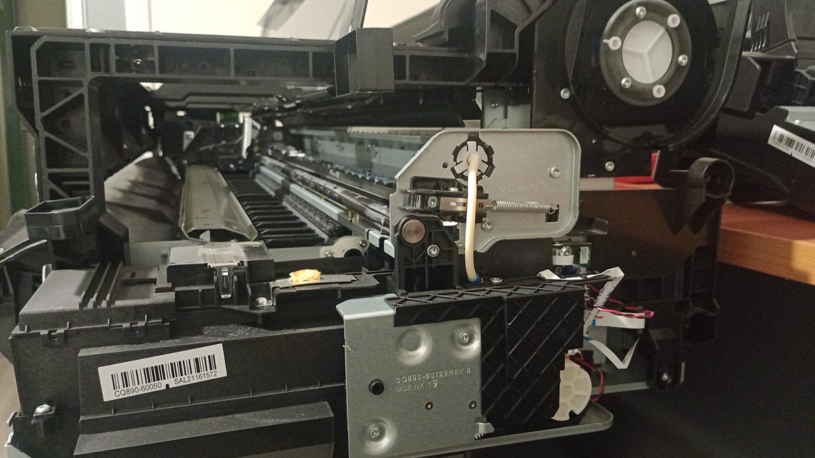 Plotter HP Designjet T520 abierto para revisión